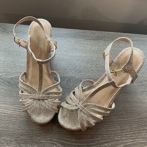 Le Chateau  gold wedge